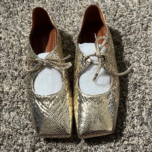 Gold Textured Square-Toe Lace-Up Shoes